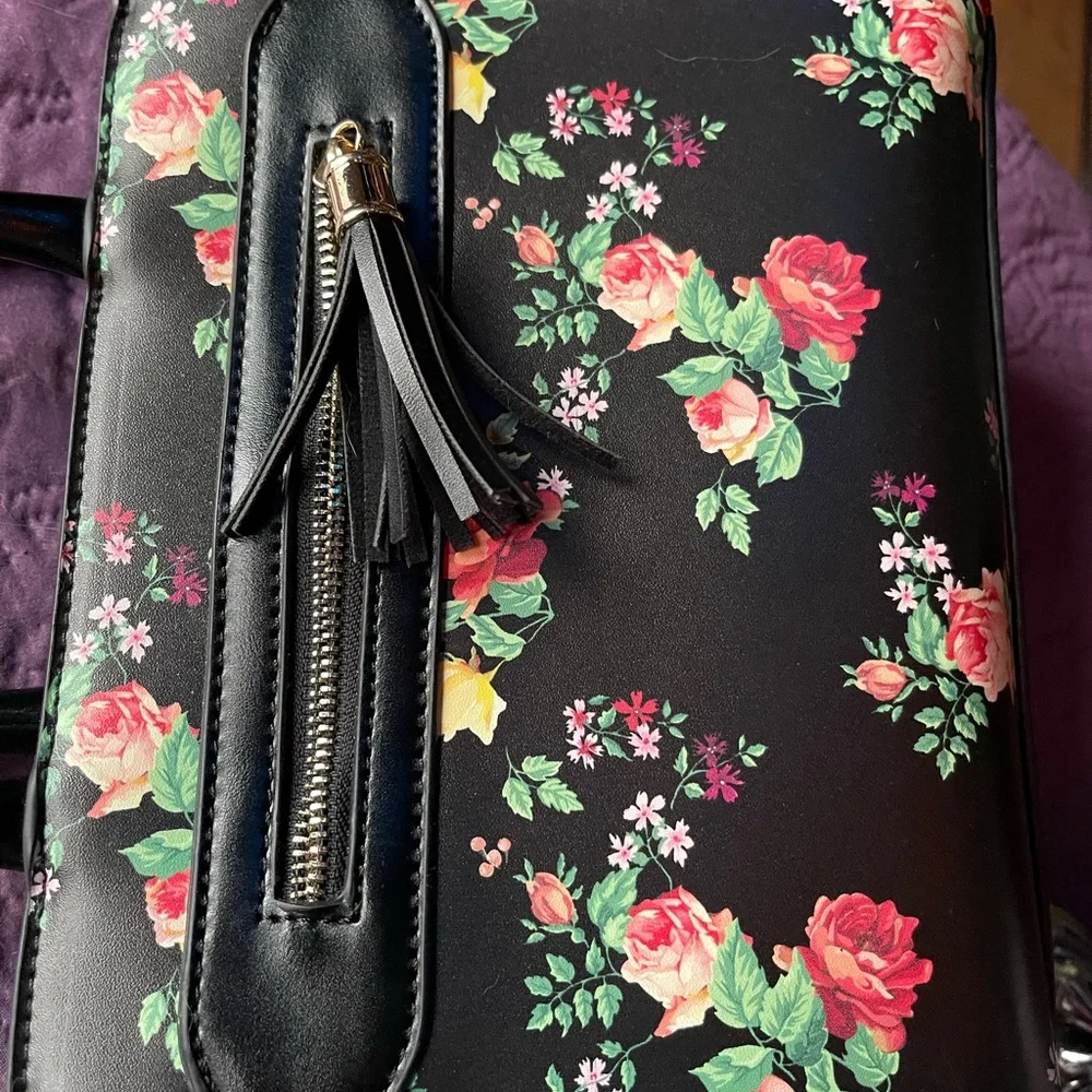 NWOT Handbag black with flower print - Picture 3 of 9